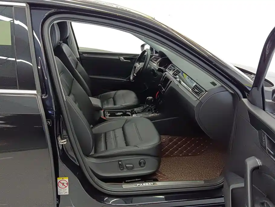 Volkswagen Passat 2017 330TSI DSG Luxury фото 8