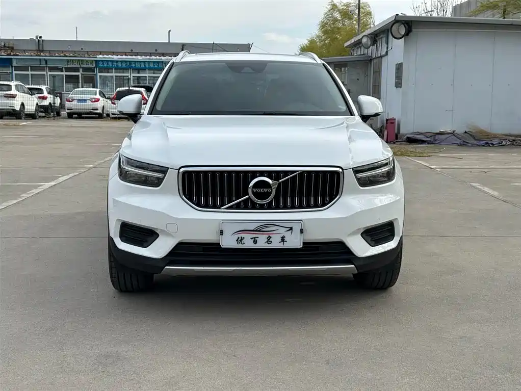 VOLVO XC40