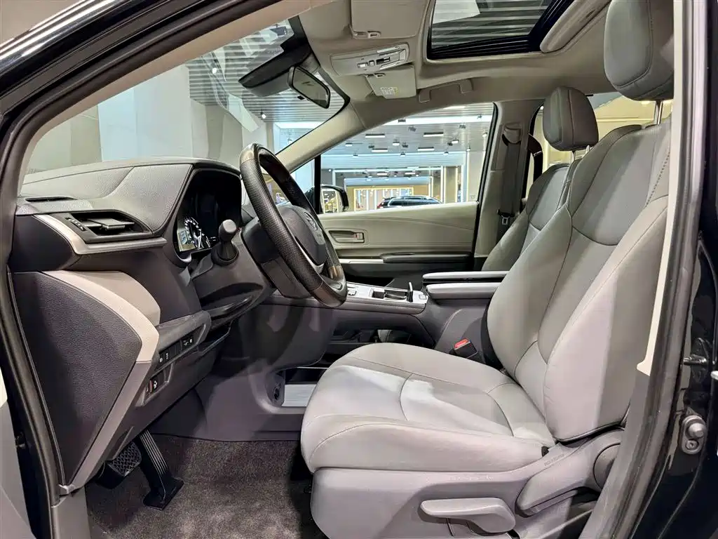 Toyota Granvia 2024 2.5L Hybrid Comfort фото 17
