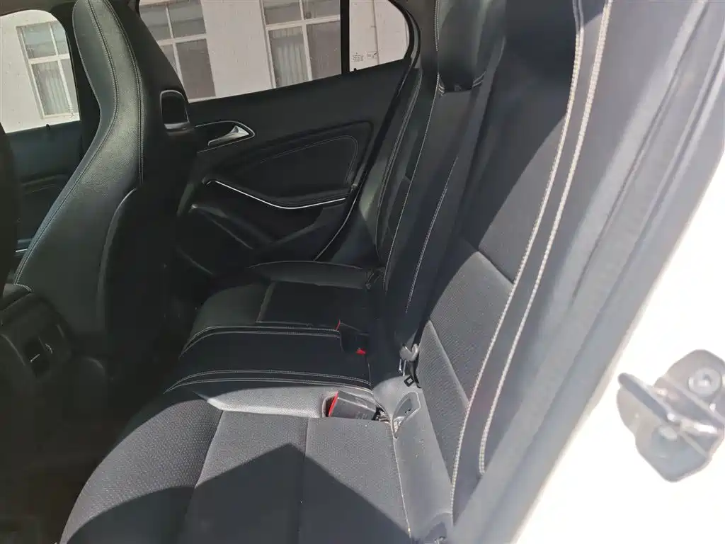 Mercedes-Benz GLA 2018 GLA 200 Dynamic фото 13
