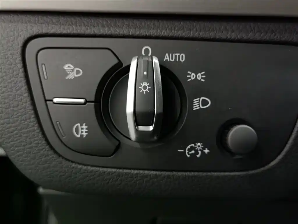 Audi Q5L 2020 Facelift 40 TFSI Honor Fashion фото 21