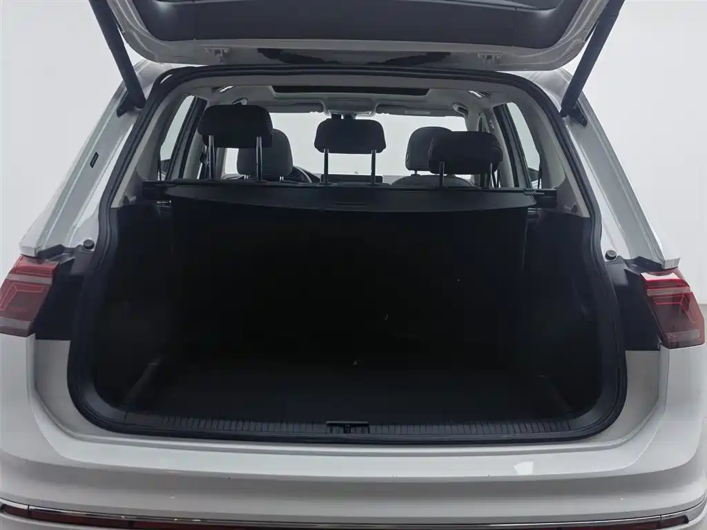 Volkswagen Tiguan L 2024 330TSI Automatic 2WD R-Line Premium Enjoyment Edition фото 16
