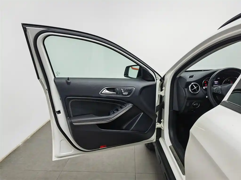 Mercedes-Benz GLA 2018 GLA 220 4MATIC Sport фото 8