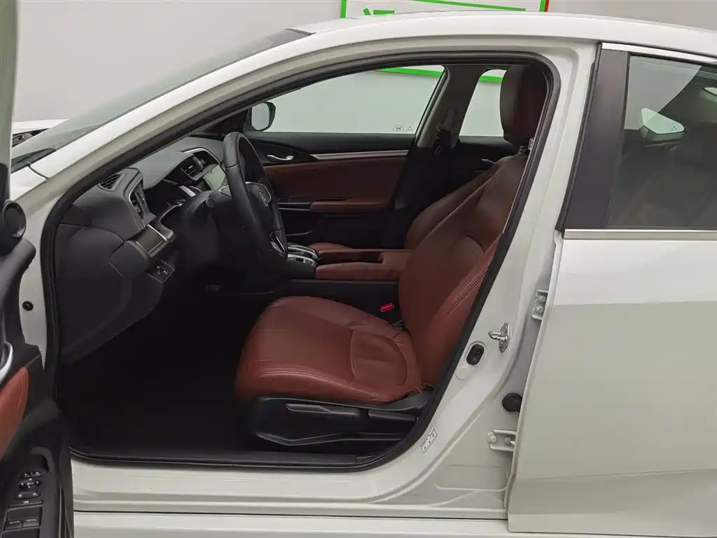 Honda Civic 2016 220TURBO CVT Luxury Edition фото 10