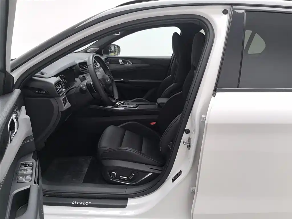 Lynk & Co 02 Hatchback 2022 2.0TD Pro фото 10