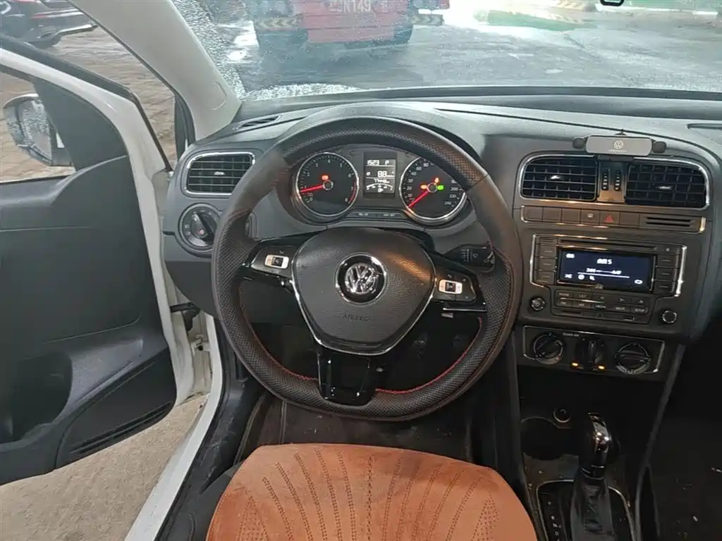 Volkswagen Polo 2016 1.6L Automatic Comfort фото 3