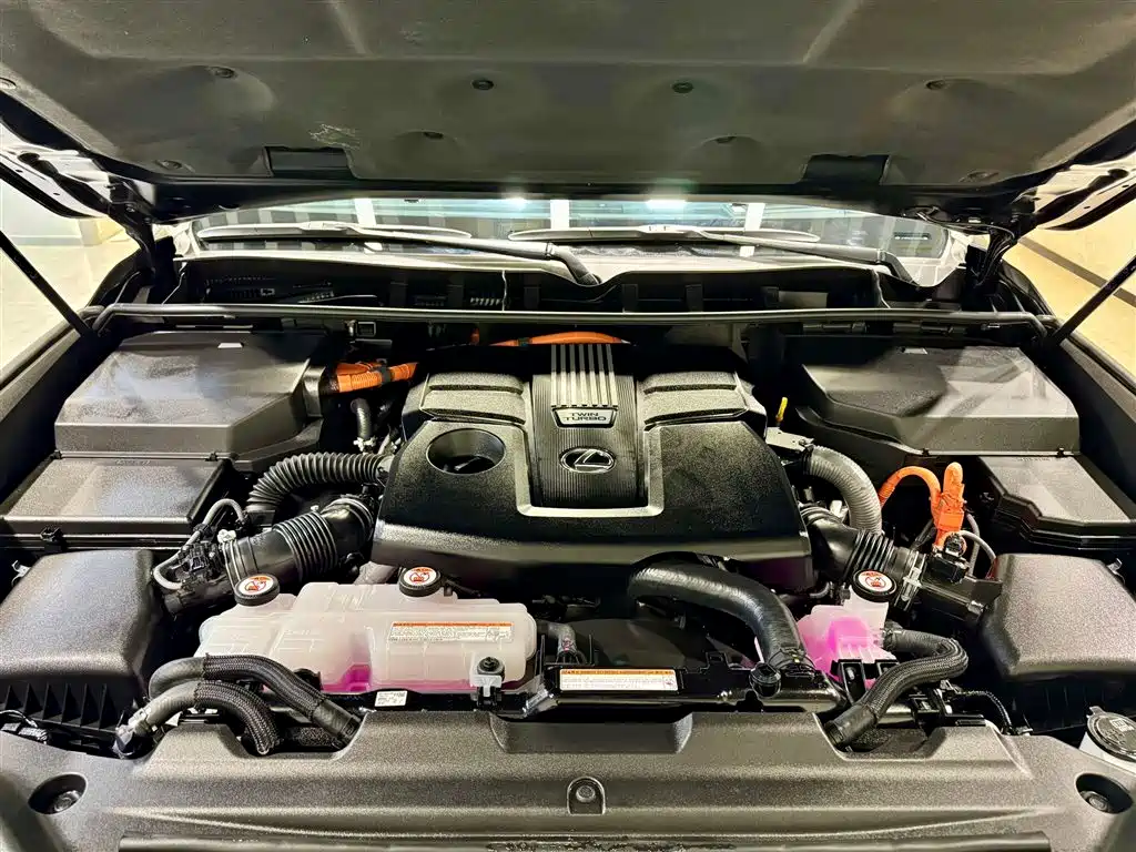 Lexus LX 2025 700h Boundary Edition фото 10