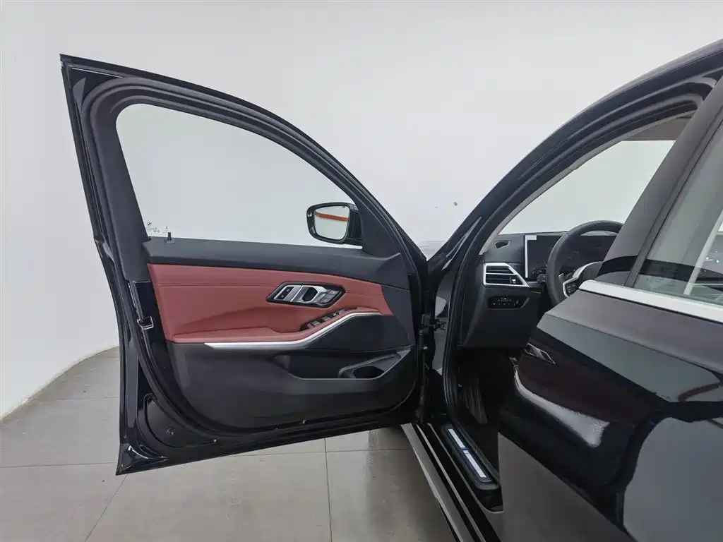 BMW 3 Series 2025 325i M Sport Package фото 8