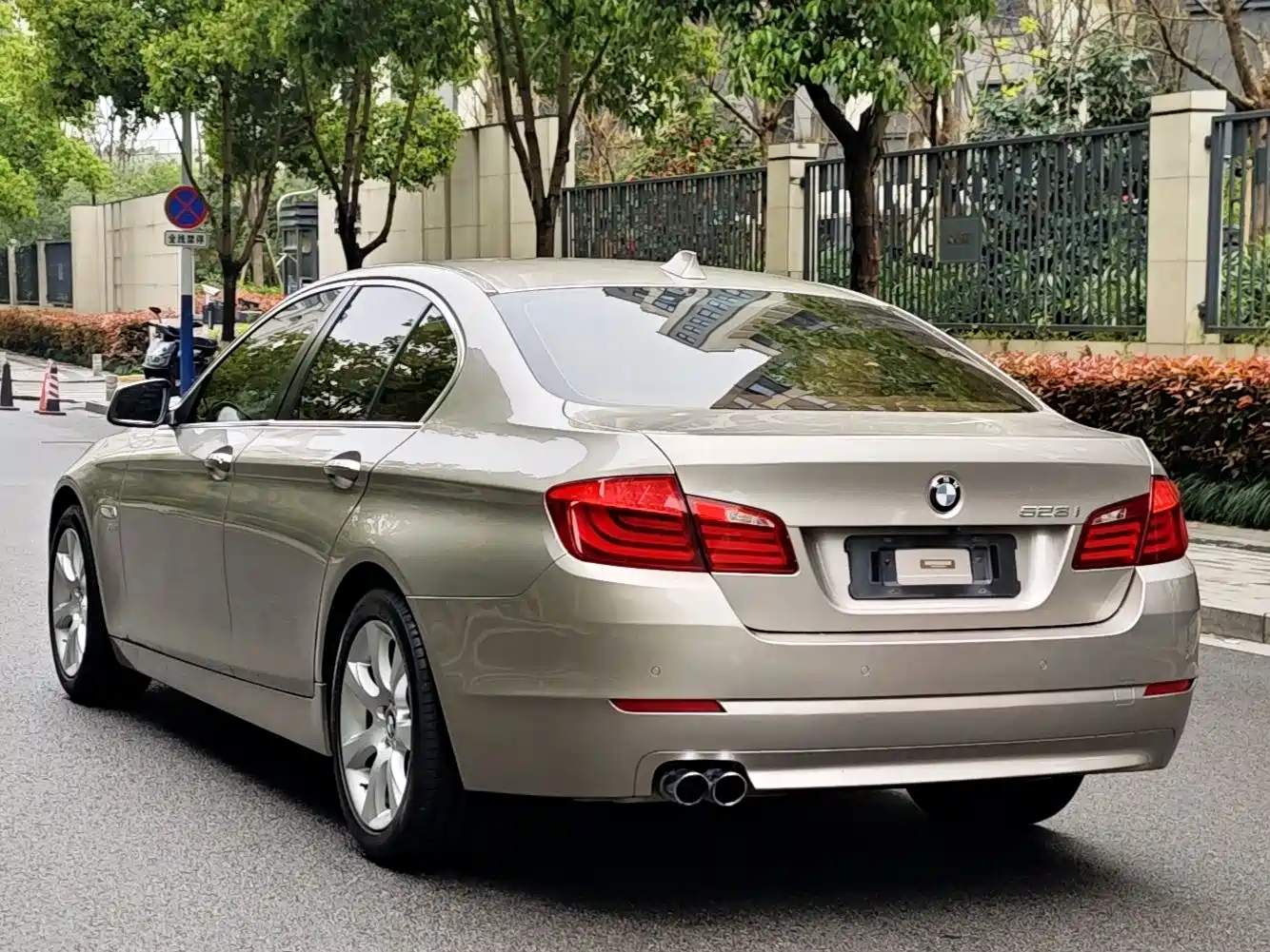BMW 5 Series (Import) 2012 528i xDrive Luxury Model фото 3