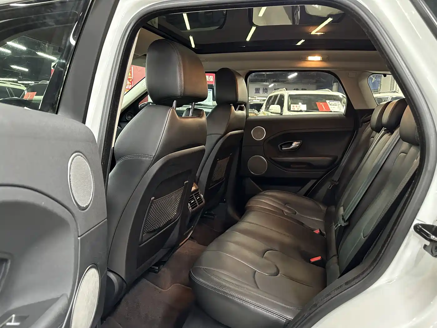 Land Rover Range Rover Evoque 2015 2.0T 5-Door Intelligent Edition фото 18