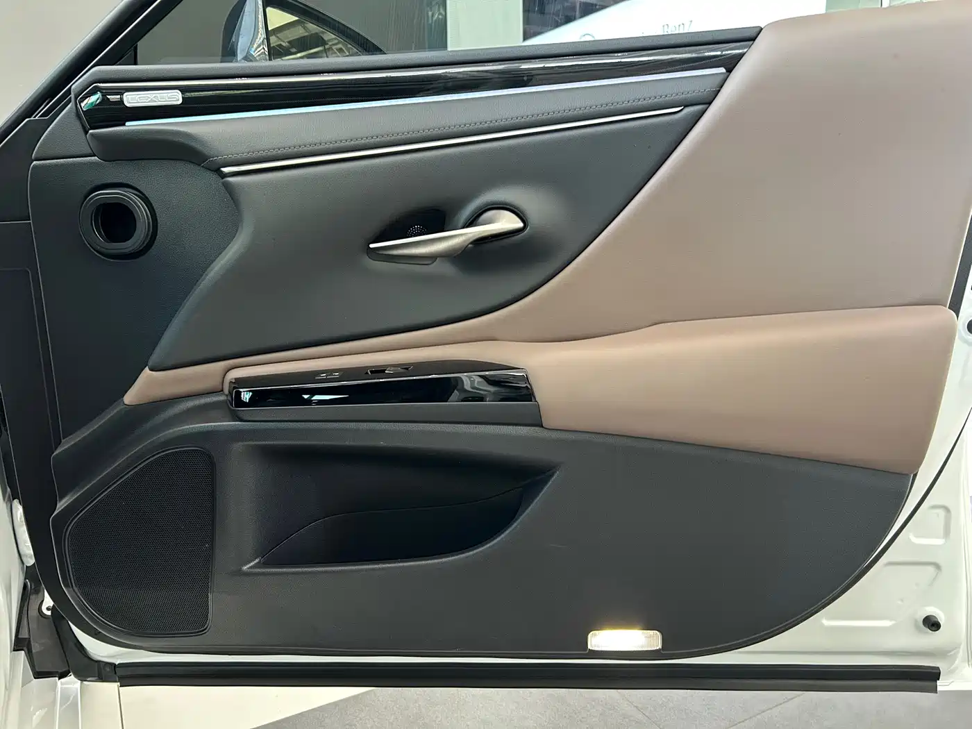 Фото 17 - Lexus ES