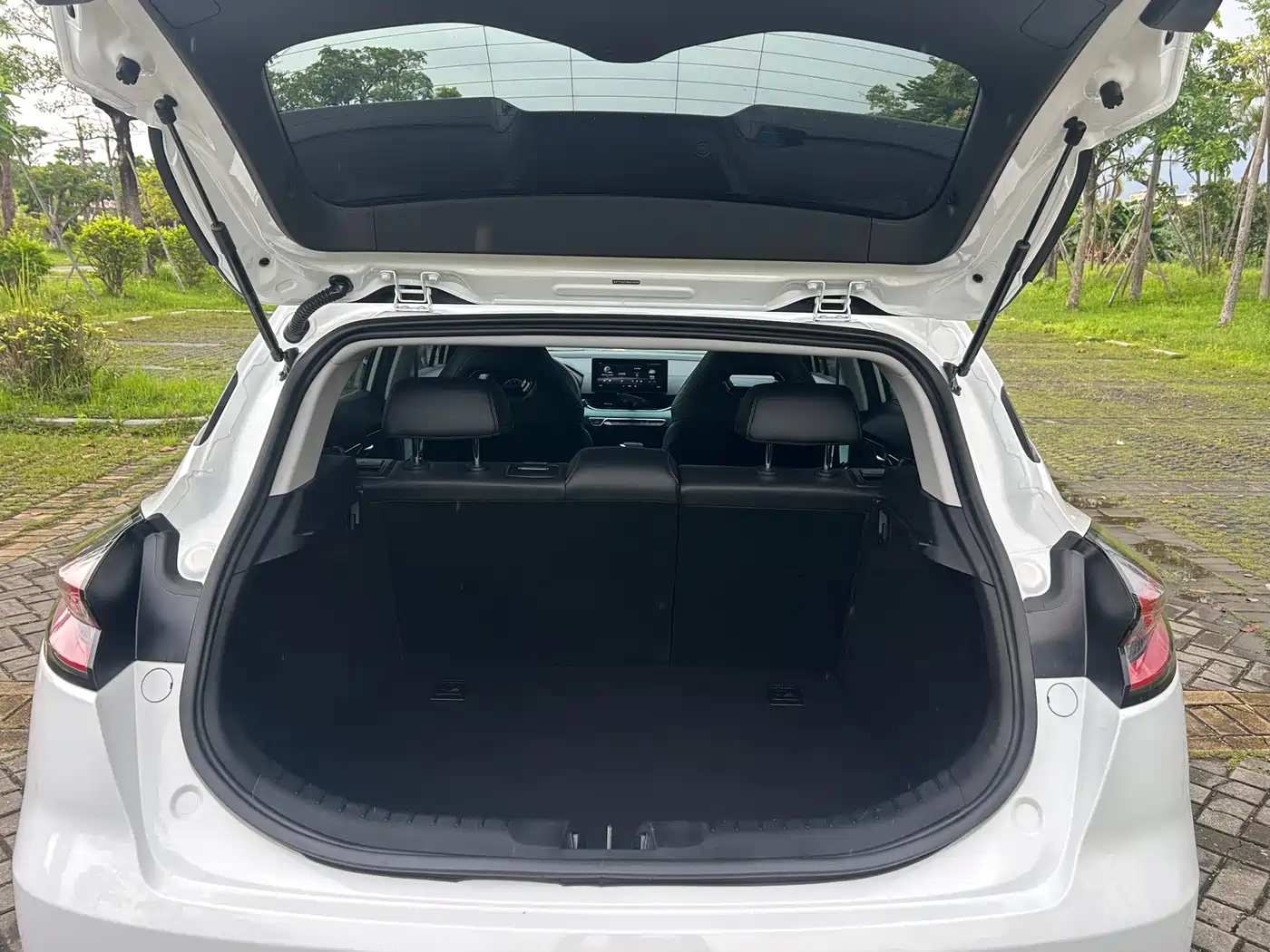 Geely Emgrand S 2022 2022 1.4T CVT Crossover Player