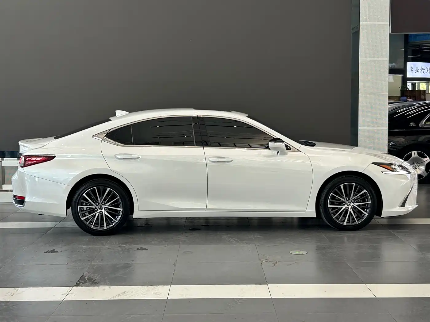 Фото 7 - Lexus ES