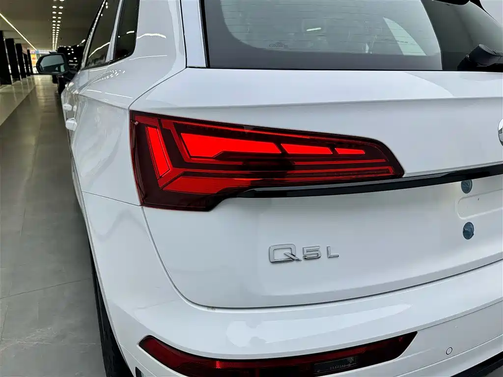 Audi Q5L 2024 Model 40 TFSI Luxury Dynamic фото 4