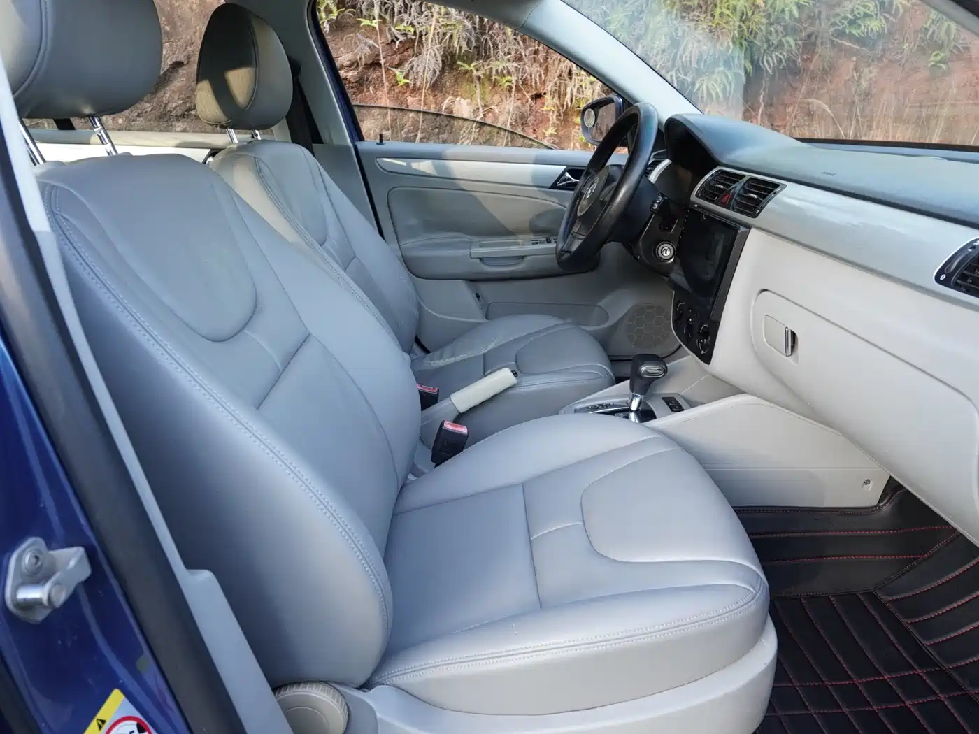 Volkswagen Bora 2012 1.6L Automatic Fashion Value Edition фото 10