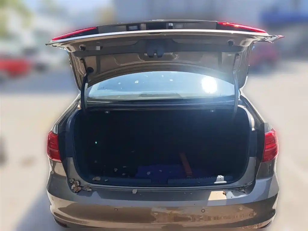 Volkswagen Sagitar 2015 1.6L Automatic Comfort фото 10