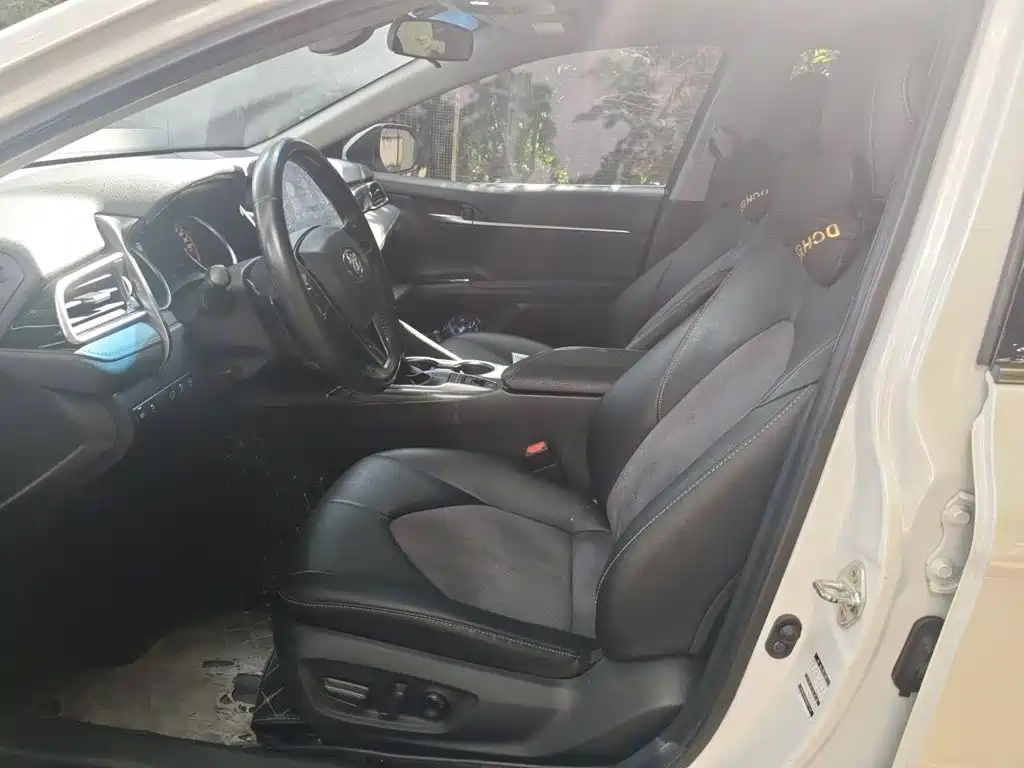 Фото 8 - Toyota Camry
