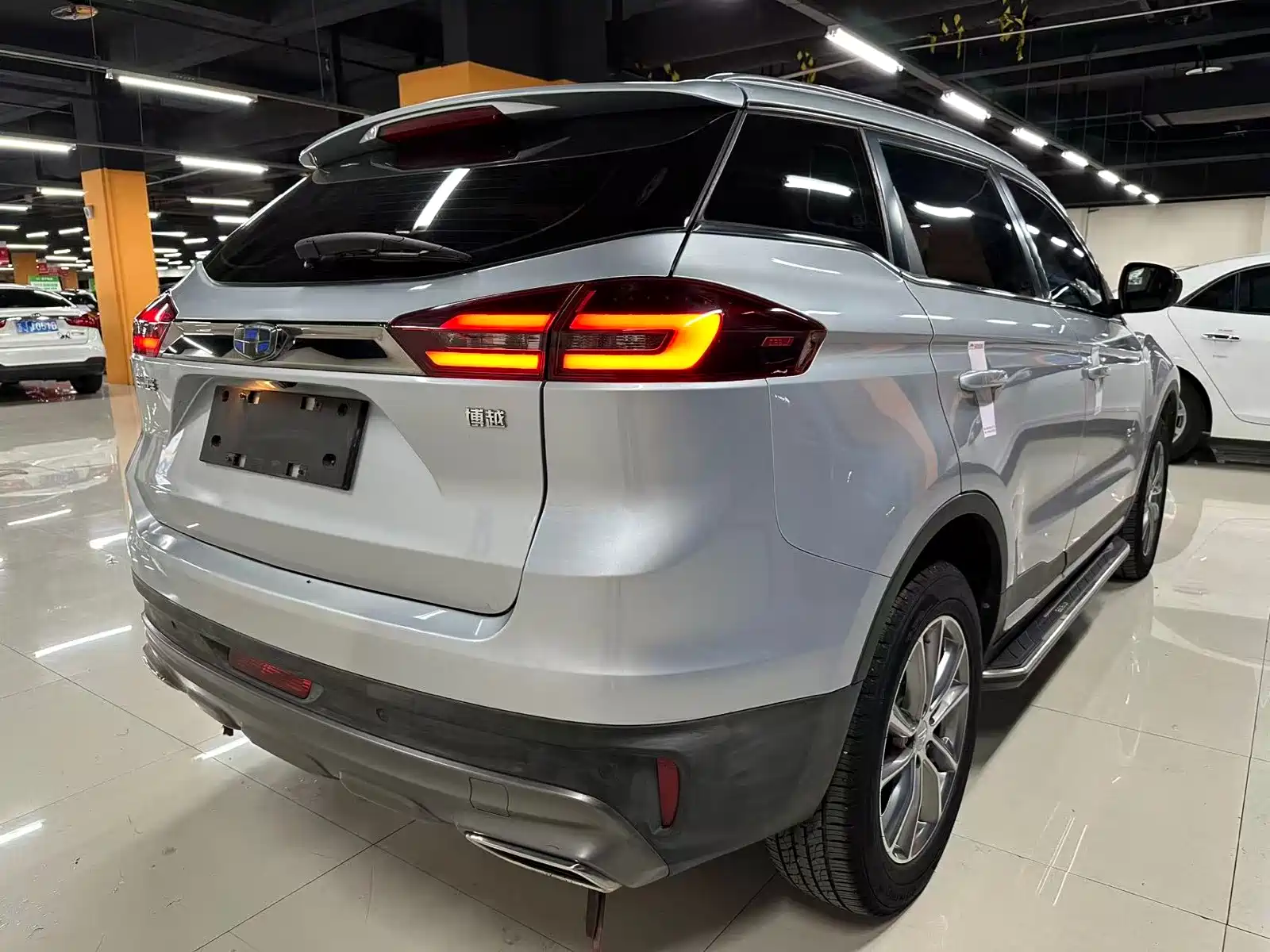 Фото 13 - Geely Atlas