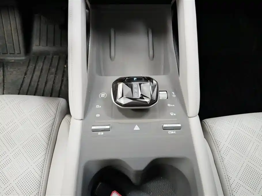 BYD Yuan UP 2024 401KM Surpass Edition фото 16
