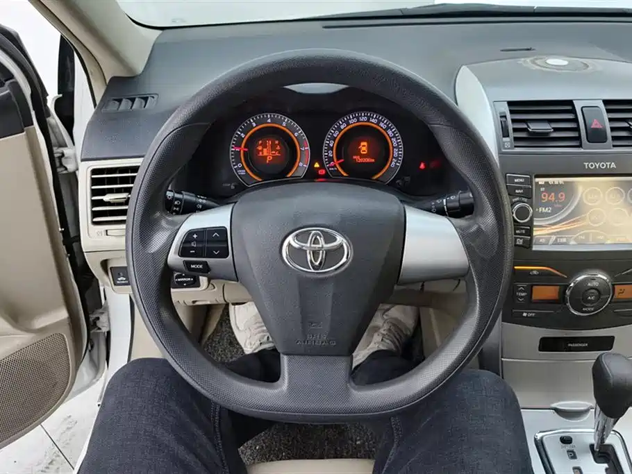 Toyota Corolla 2013 Special Edition 1.8L CVT Ultimate Cool GL-i фото 15