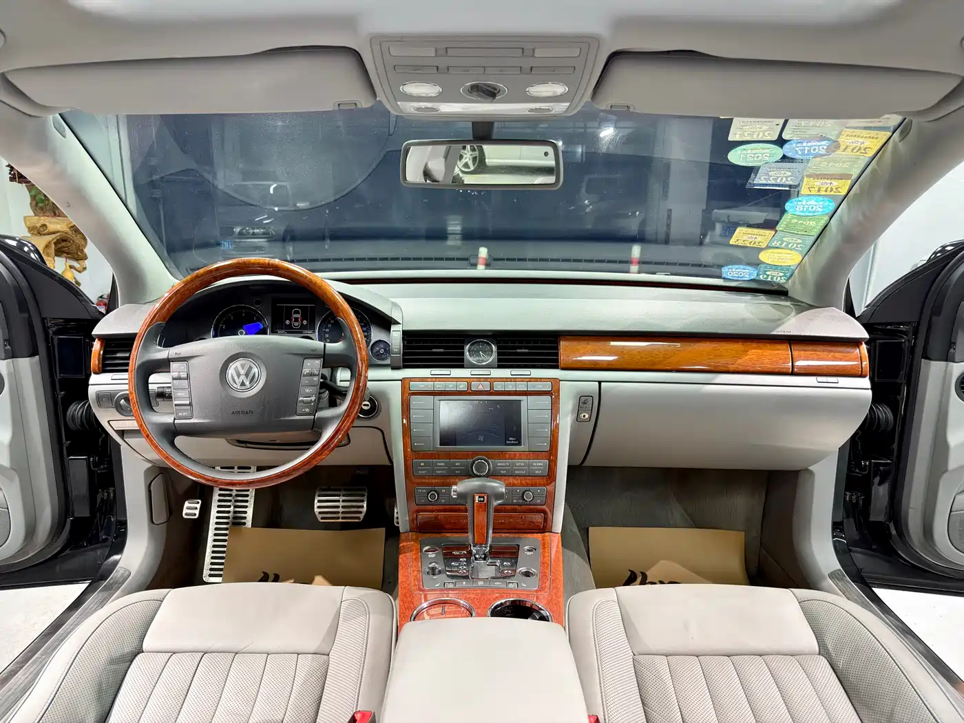 Volkswagen Phaeton 2007 Model 3.2L V6 5-Seat Base фото 13