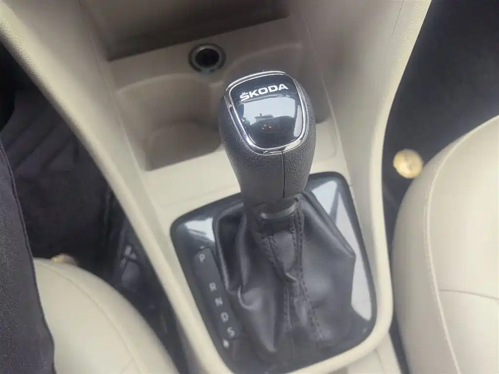 Škoda Skoda Rapid Spaceback 2014 1.6L Automatic Joy Edition фото 14