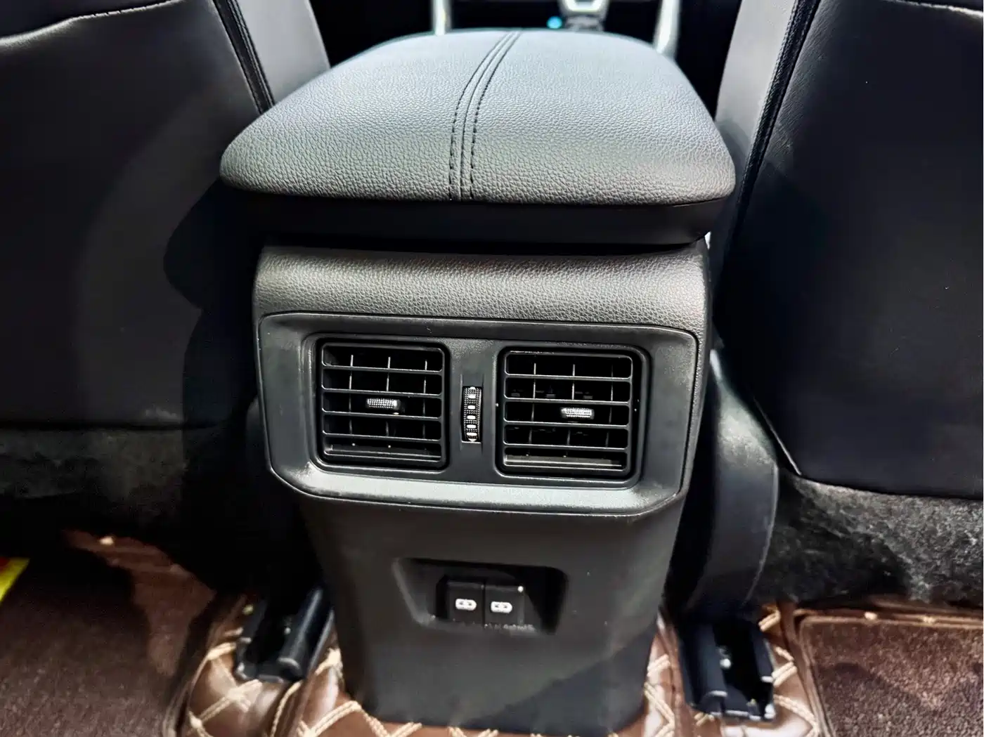 Toyota Wildlander 2023 Hybrid 2.5L E-CVT AWD Premium Edition фото 18
