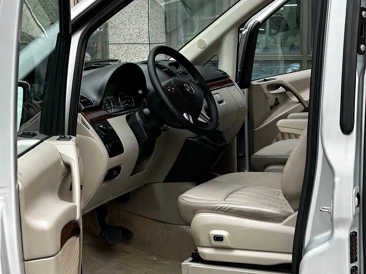 Mercedes-Benz Viano 2012 2.5L Navigation Edition фото 11
