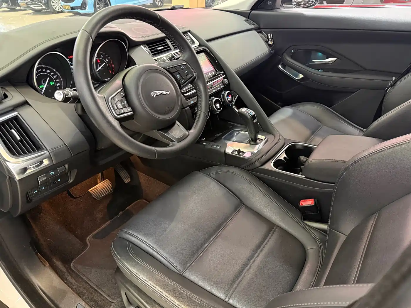 Фото 16 - Jaguar E-PACE