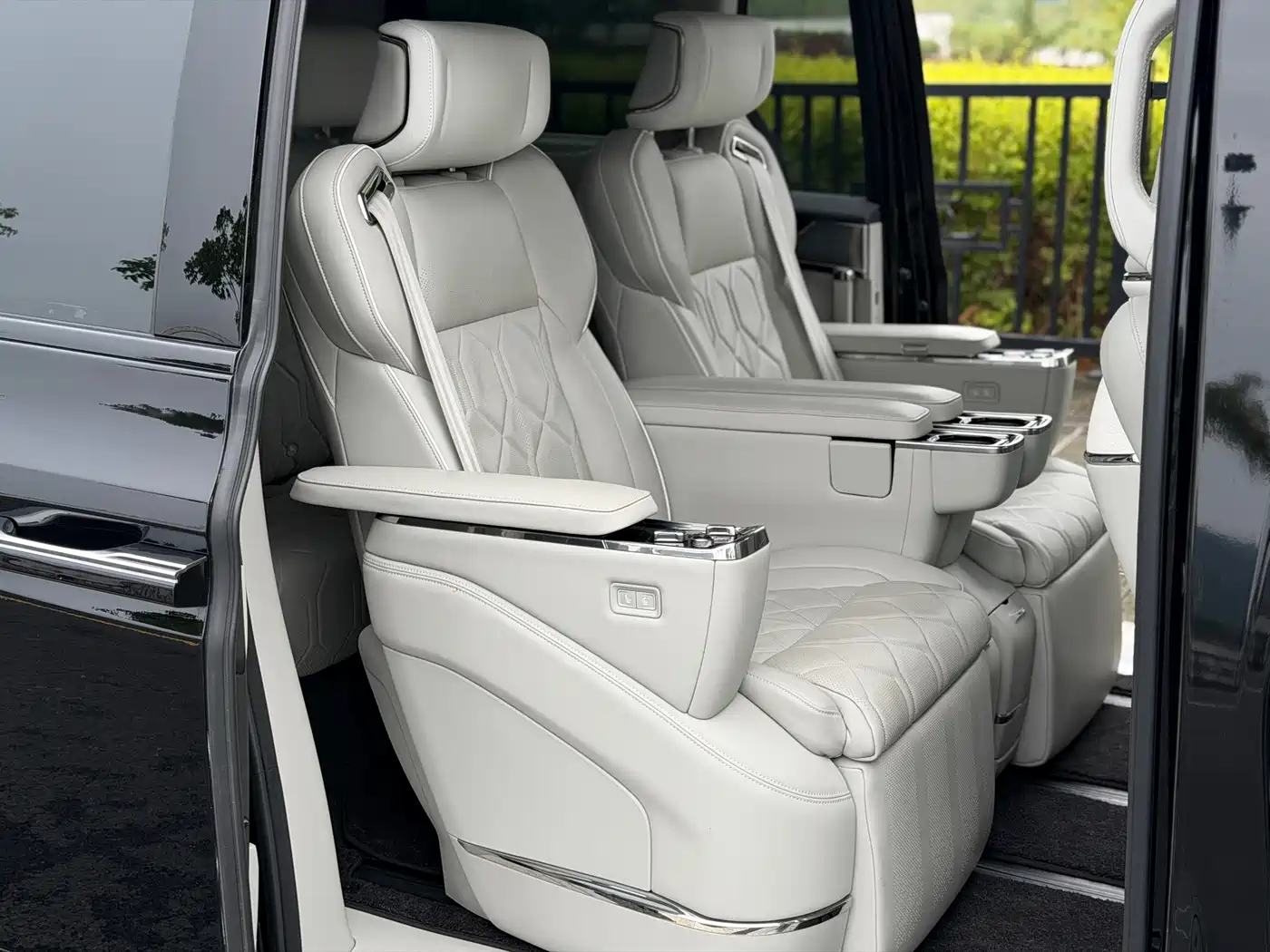 Volvo EM90 2024 2025 Ultra Six-Seater