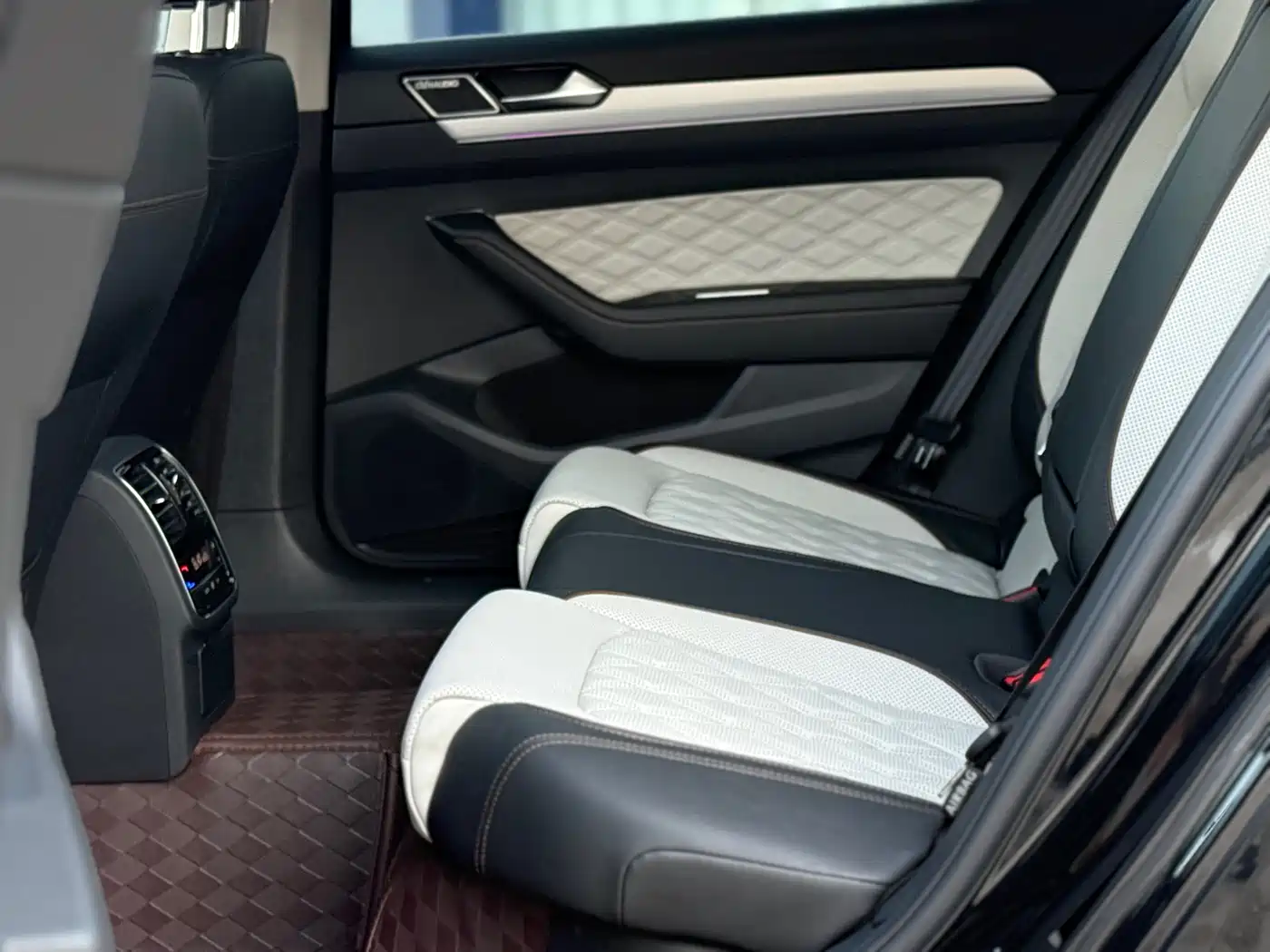 Volkswagen Magotan 2024 2 Million Units Public Sharing Edition 330TSI DSG Luxury фото 5