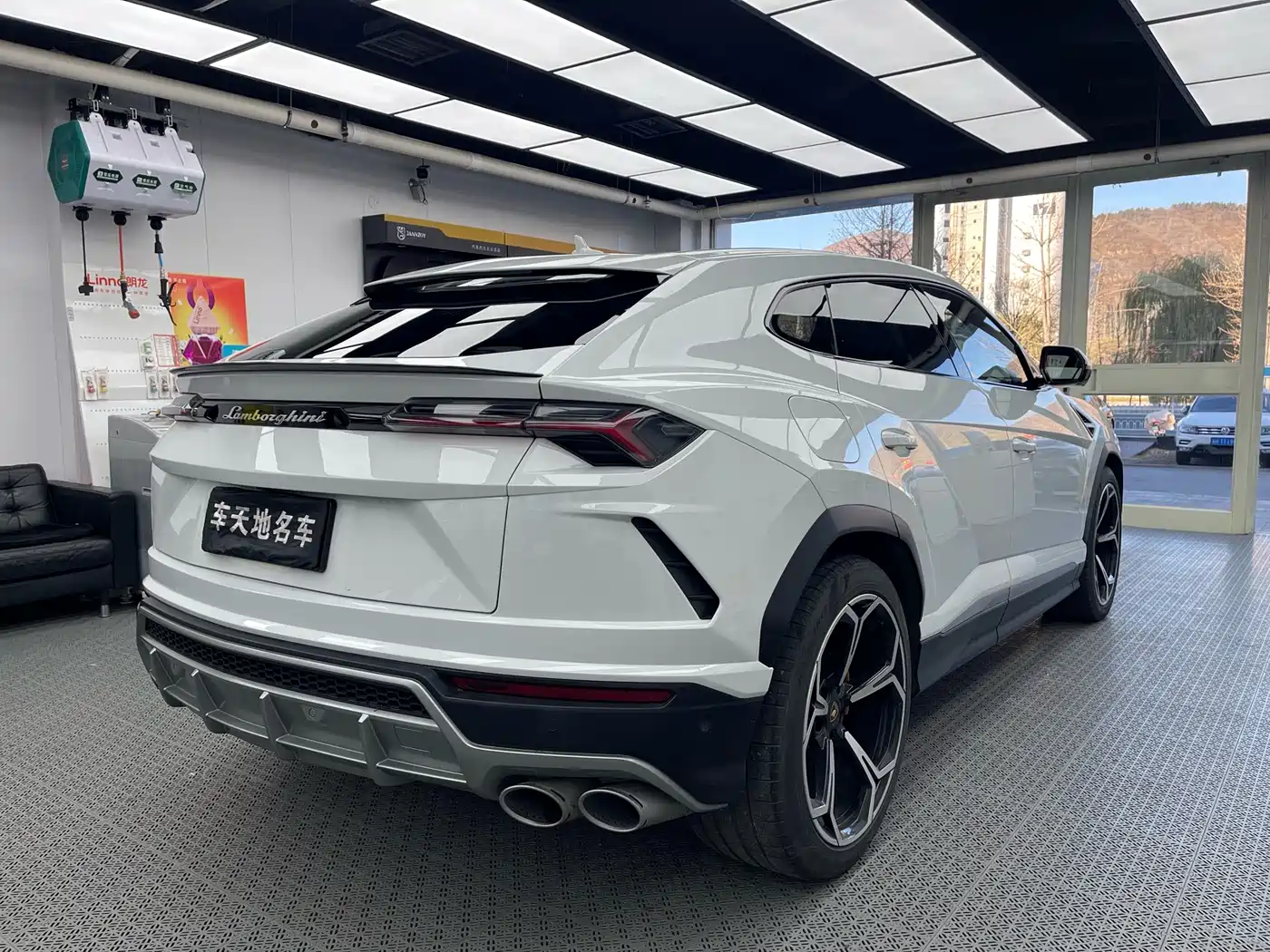 LAMBORGHINI URUS