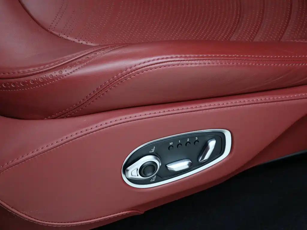 Фото 4 - Aston Martin DBX