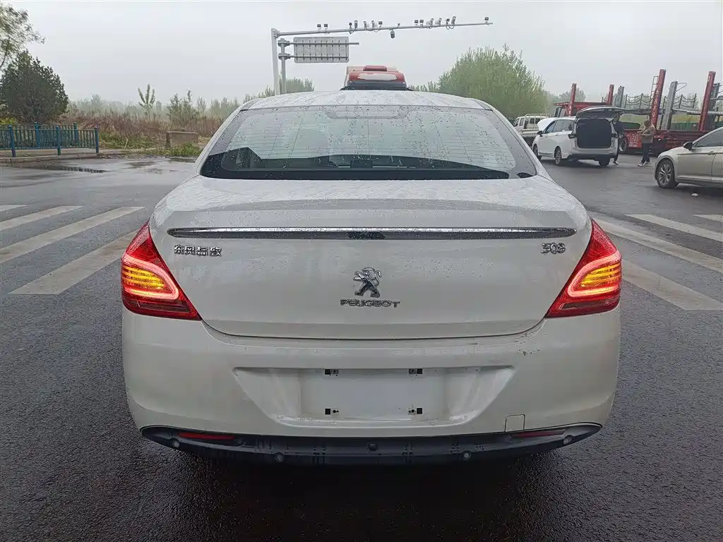 Peugeot 308 2014 Model Joy Edition Classic 1.6L Automatic Superior Style фото 6