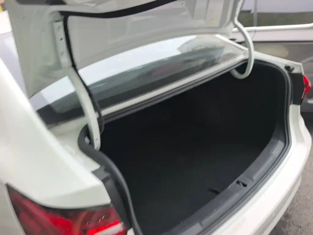 Фото 5 - Roewe i5