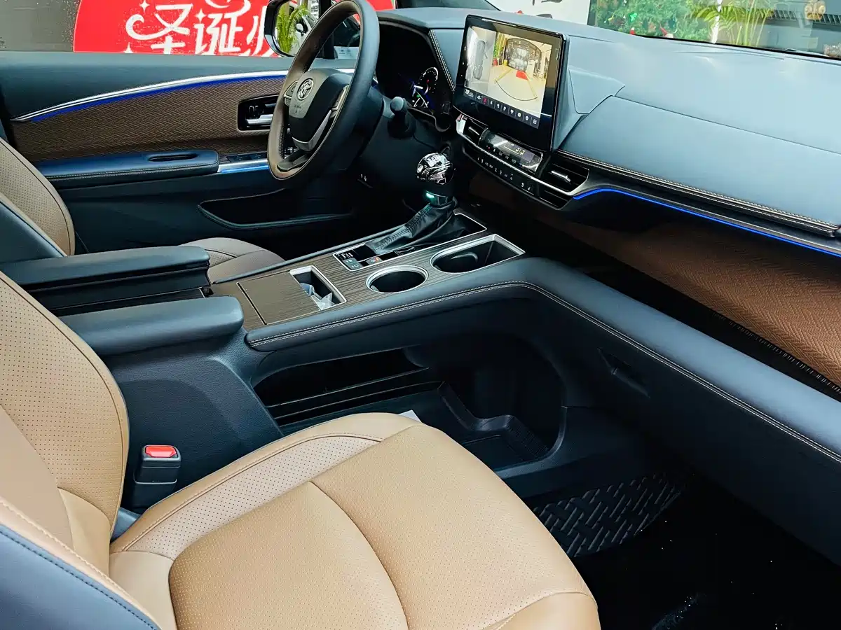 Toyota Sienna 2026 2.5L Hybrid AWD Premium Edition фото 6