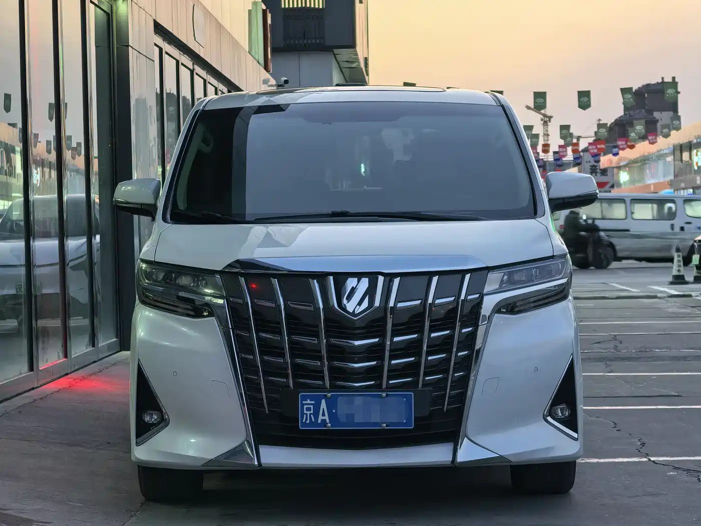 Toyota Alphard 2018 3.5L Luxury фото 2