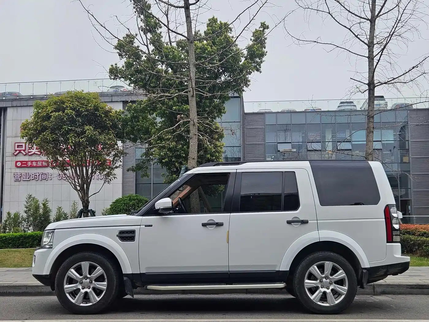 Land Rover Discovery 2016 3.0 SC V6 SE фото 13
