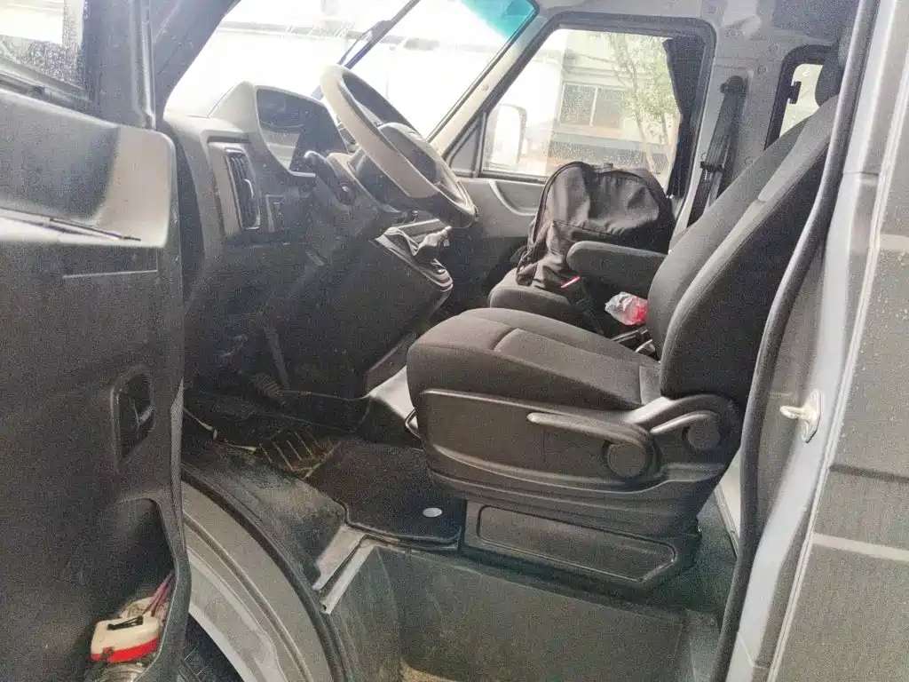 Iveco Daily 2026 2020 2.5T A35 Bus Single Tire Low Roof 5-9 Seater China VI