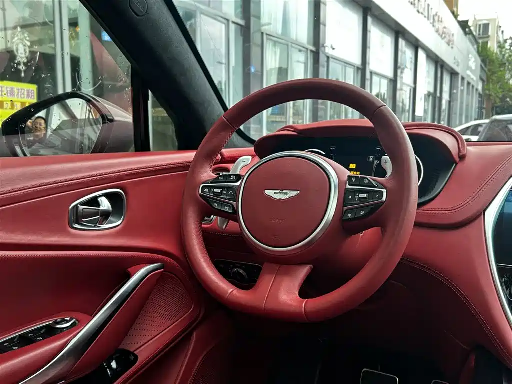 ASTON MARTIN DBX