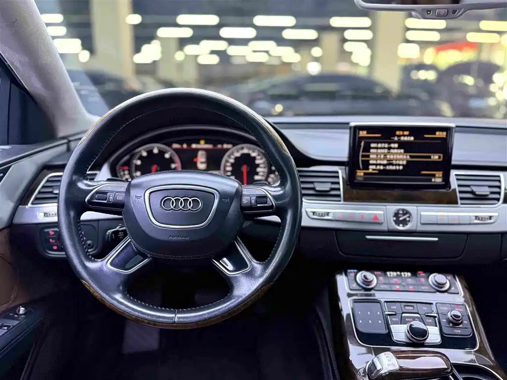 Фото 15 - Audi A8