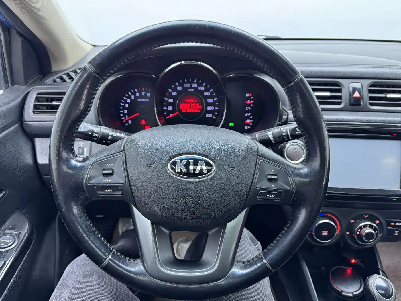 Kia K2 2012 Sedan 1.6L AT Premium Commemorative Edition фото 10