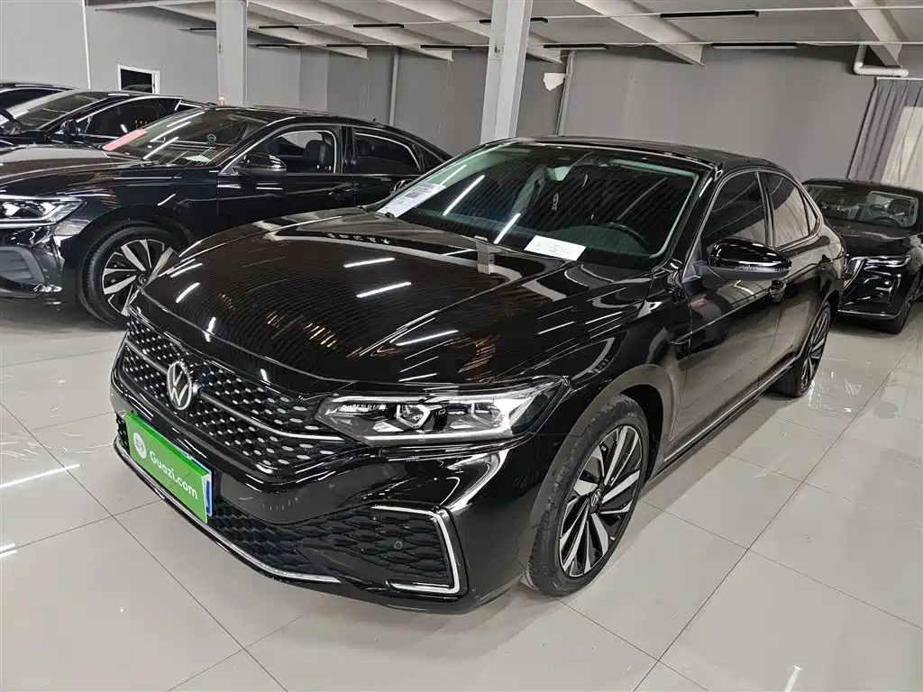 Volkswagen Passat 2022 330TSI Starlight Luxury Edition фото 2