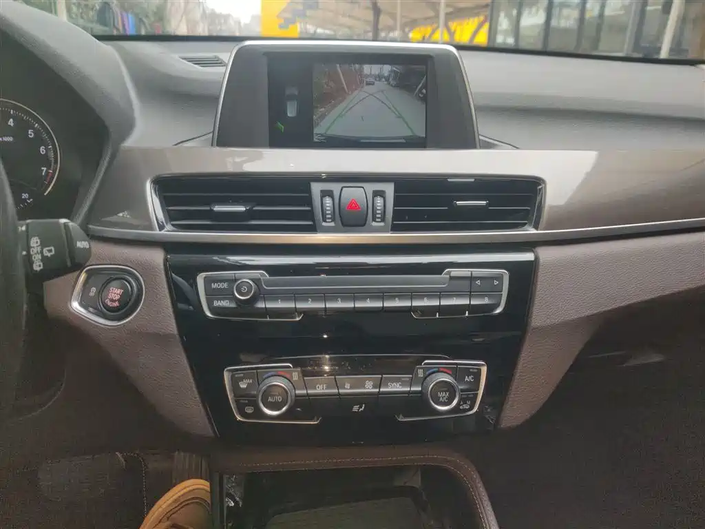 BMW X1 2019 sDrive18Li Premium Model фото 9