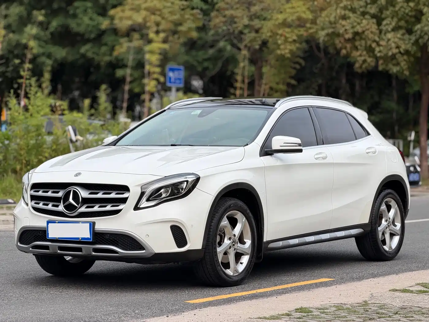 MERCEDES-BENZ GLA