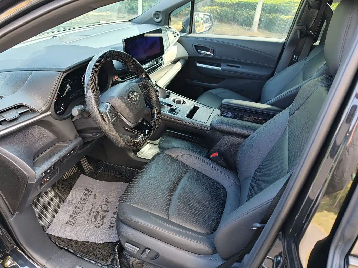 Toyota Granvia 2023 2.5L Hybrid VIP Edition фото 8