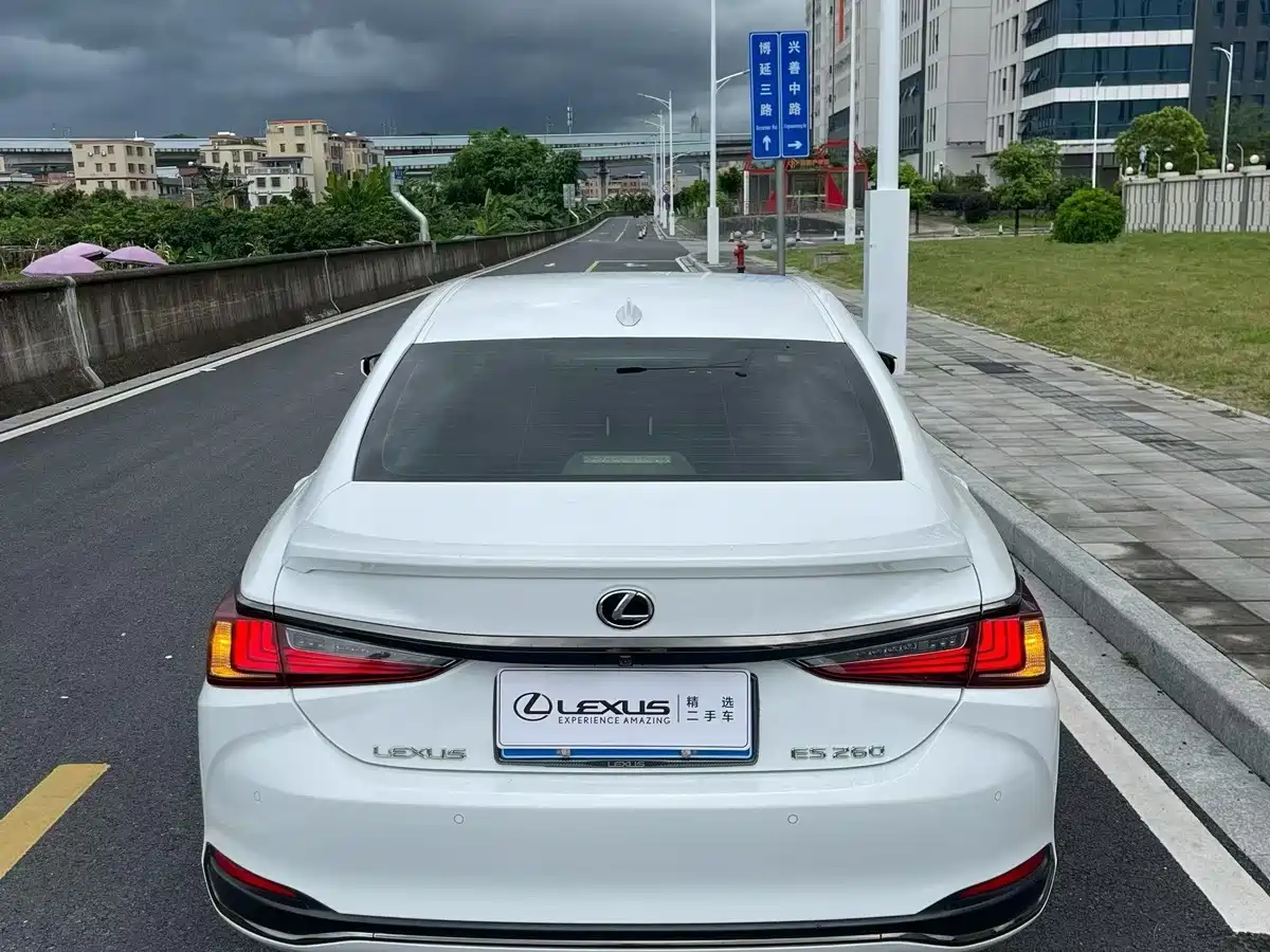 Photo 8 - Lexus ES
