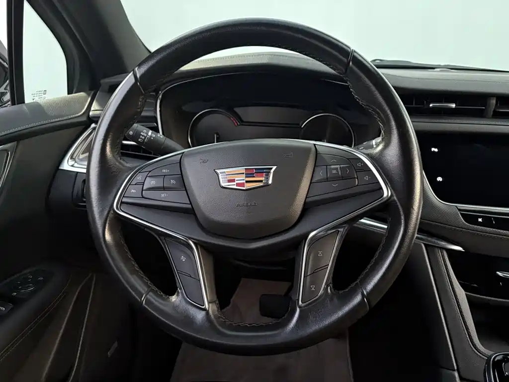 Photo 10 - Cadillac XT5
