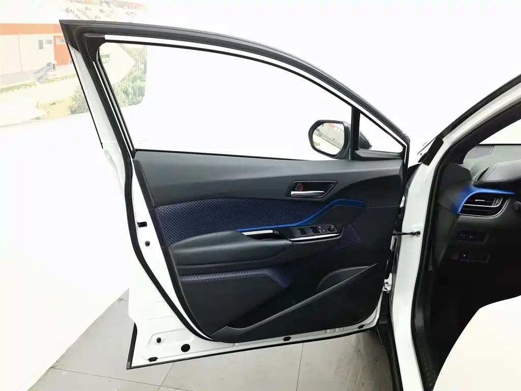 Toyota C-HR 2020 Model 2.0L Leading фото 8