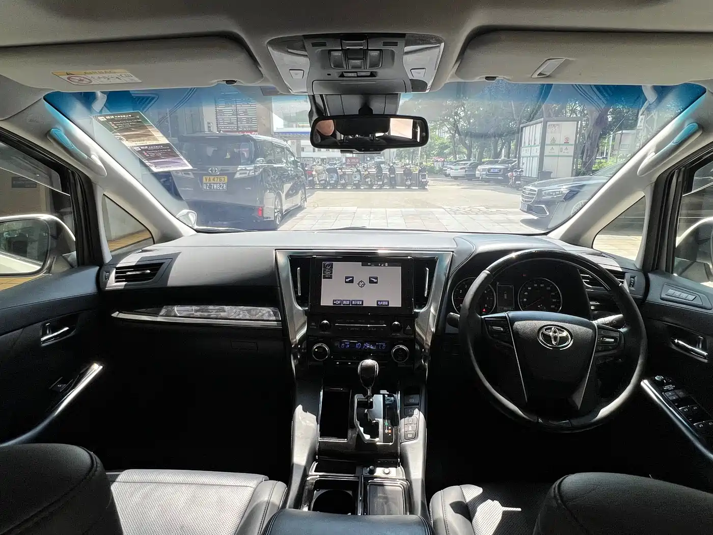 Toyota Vellfire фото 9